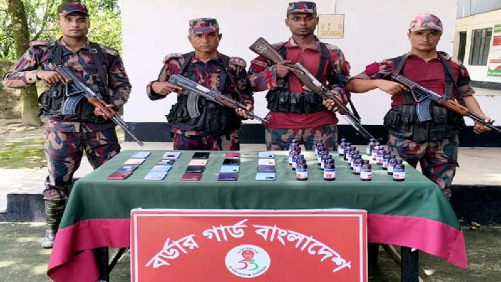 চাঁপাইনবাবগঞ্জ সীমান্তে এস্কাফ সিরাপ ও ভারতীয় মোবাইল ফোন জব্দ