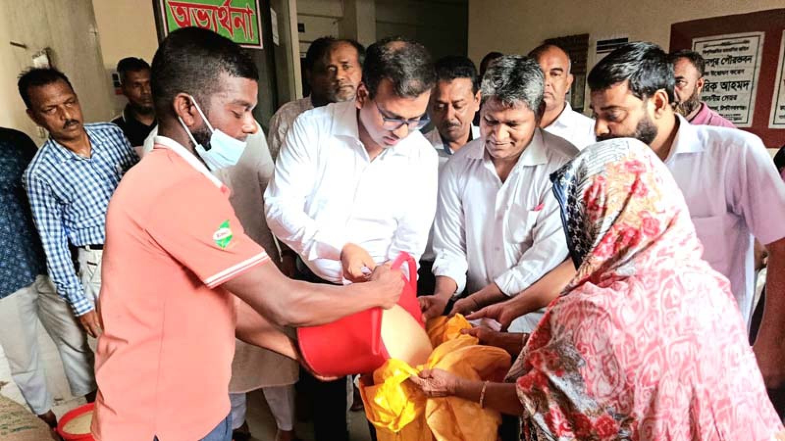 রহনপুর পৌরসভায় ভিজিএফের চাল বিতরণ শুরু