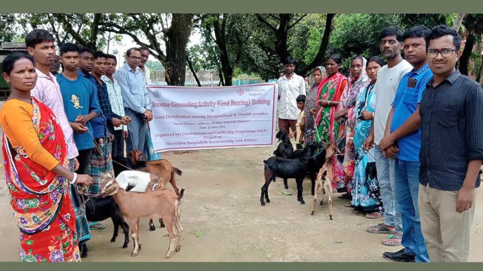 পত্নীতলায় ১০টি ছাগল পেয়ে খুশি অসহায় পরিবার