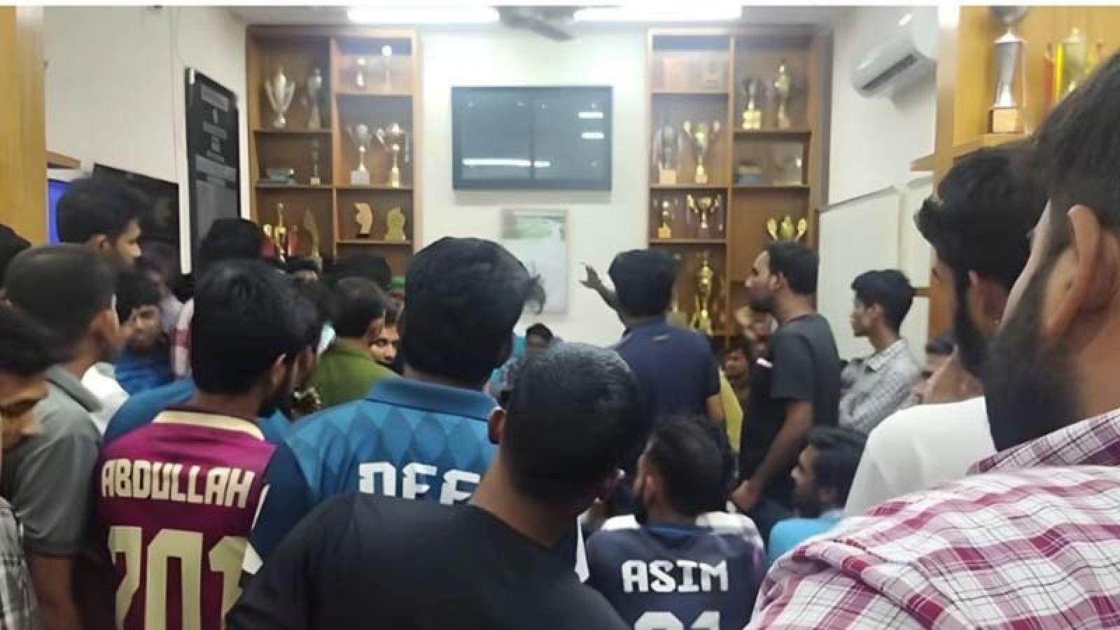 ‘নারী থাকা সন্দেহে’ তল্লাশি : রাবির জিয়া হলে এজিএসসহ ৩ জনের আবাসিকতা স্থগিত