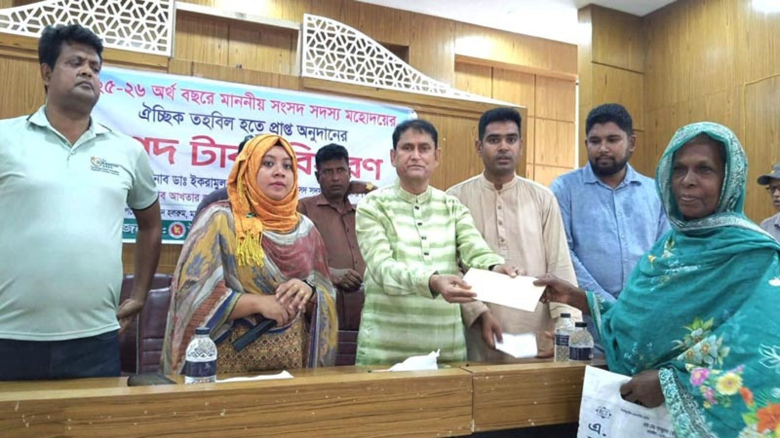 মান্দায় দুস্থ ও অসহায় মানুষের মাঝে ঐচ্ছিক তহবিলের অর্থ বিতরণ