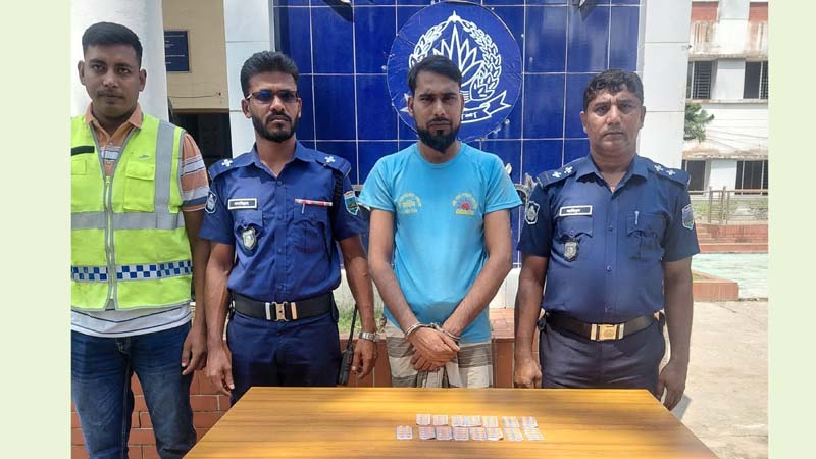 নিয়ামতপুরে ট্যাপেন্টাডল ট্যাবলেটসহ যুবক গ্রেপ্তার
