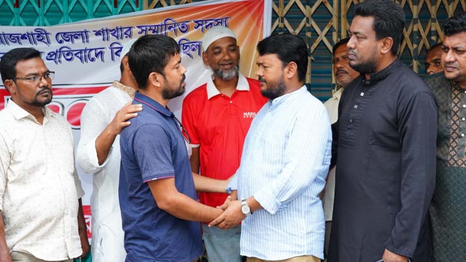 কারুশ্রী জুয়েলার্স’-এ সংঘটিত চাঞ্চল্যকর চুরির ঘটনাস্থল পরিদর্শনে রাসিক প্রশাসক