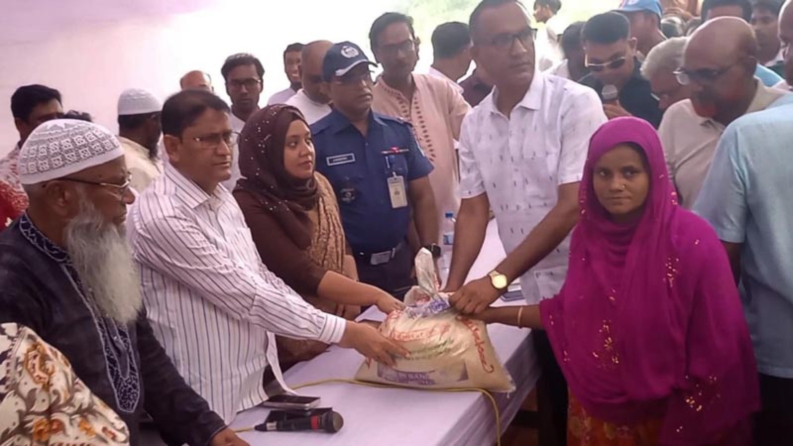 মান্দায় জলাবদ্ধতায় ক্ষতিগ্রস্তদের মাঝে এমপি ডা. টিপুর ত্রাণ বিতরণ