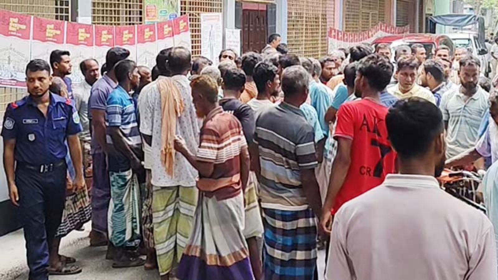 নির্ধারিত দামে সার না পেয়ে দিশেহারা চাঁপাইনবাবগঞ্জের কৃষকরা