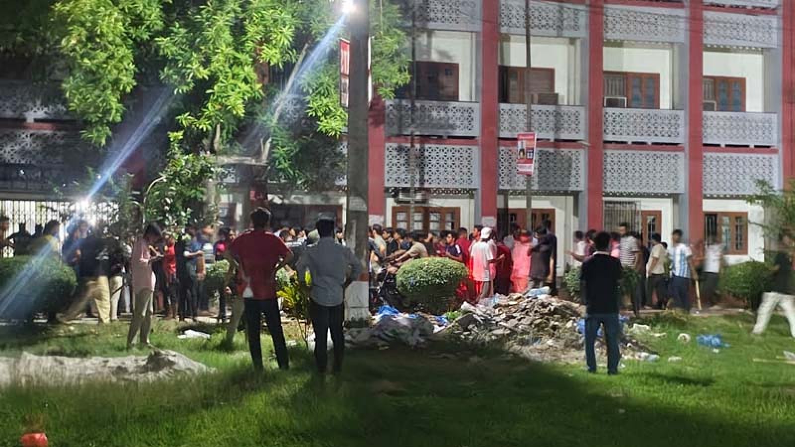রাবিতে ২ বিভাগের শিক্ষার্থীদের সংঘর্ষের সময় সাংবাদিককে মারধরের অভিযোগ