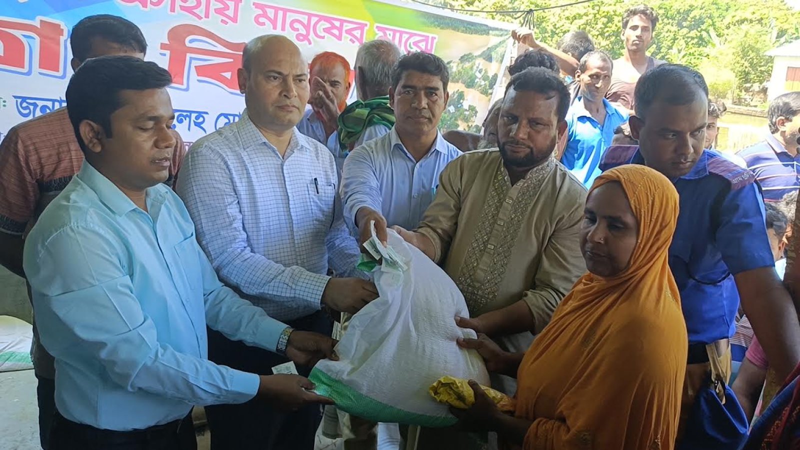 শিবগঞ্জে বন্যার্ত পরিবারের  মাঝে ত্রাণ বিতরণ