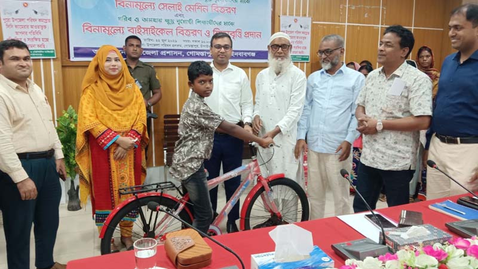 গোমস্তাপুরে ক্ষুদ্র নৃগোষ্ঠীর মধ্যে সাইকেল,সেলাই মেশিন ও শিক্ষাবৃত্তি প্রদান