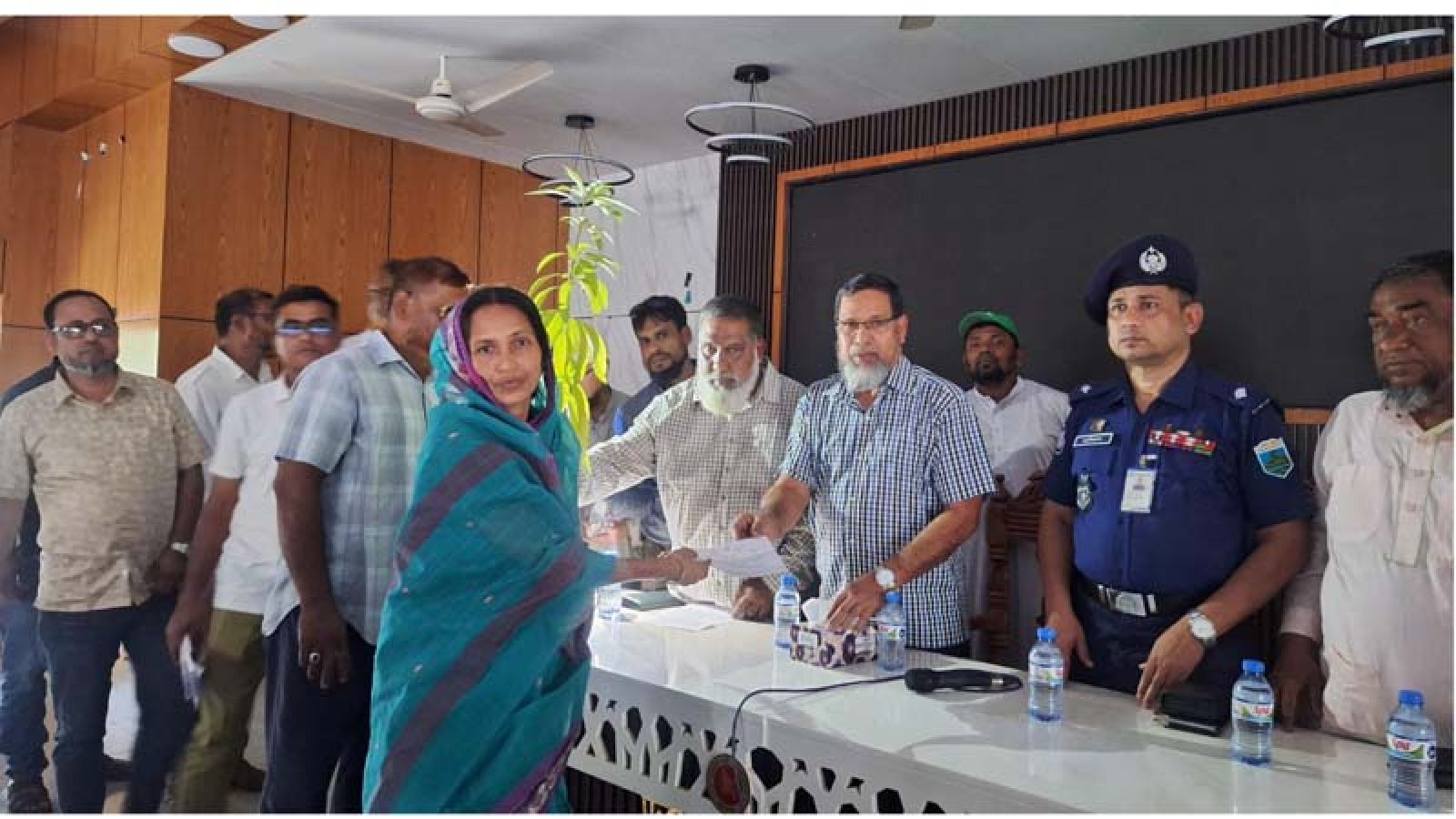 আদমদীঘিতে মৃত শ্রমিকের পরিবার ও শ্রমিকের মেয়েদের অনুদানের চেক বিতরণ
