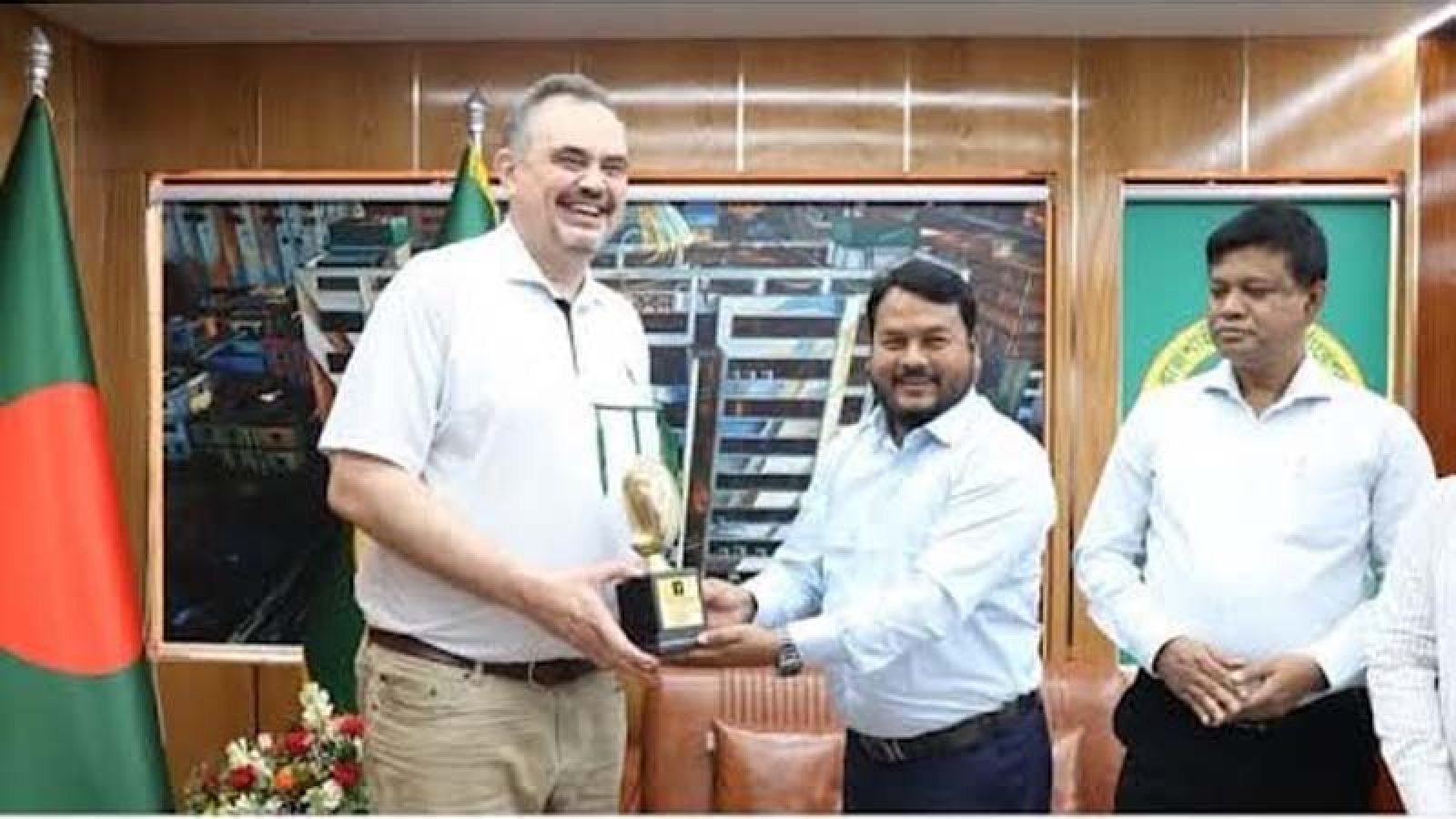 রাসিক প্রশাসকের আতিথেয়তায় মুগ্ধ মার্কিন রাষ্ট্রদূত