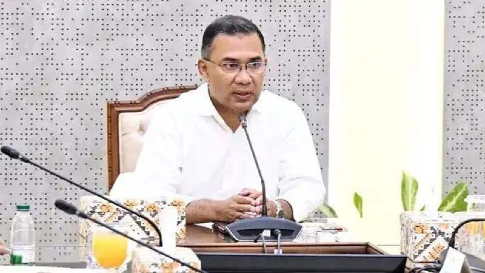 প্রধানমন্ত্রীর বিদেশে যাওয়া-আসার সময় বিমানবন্দরে থাকবেন মাত্র ৪ জন