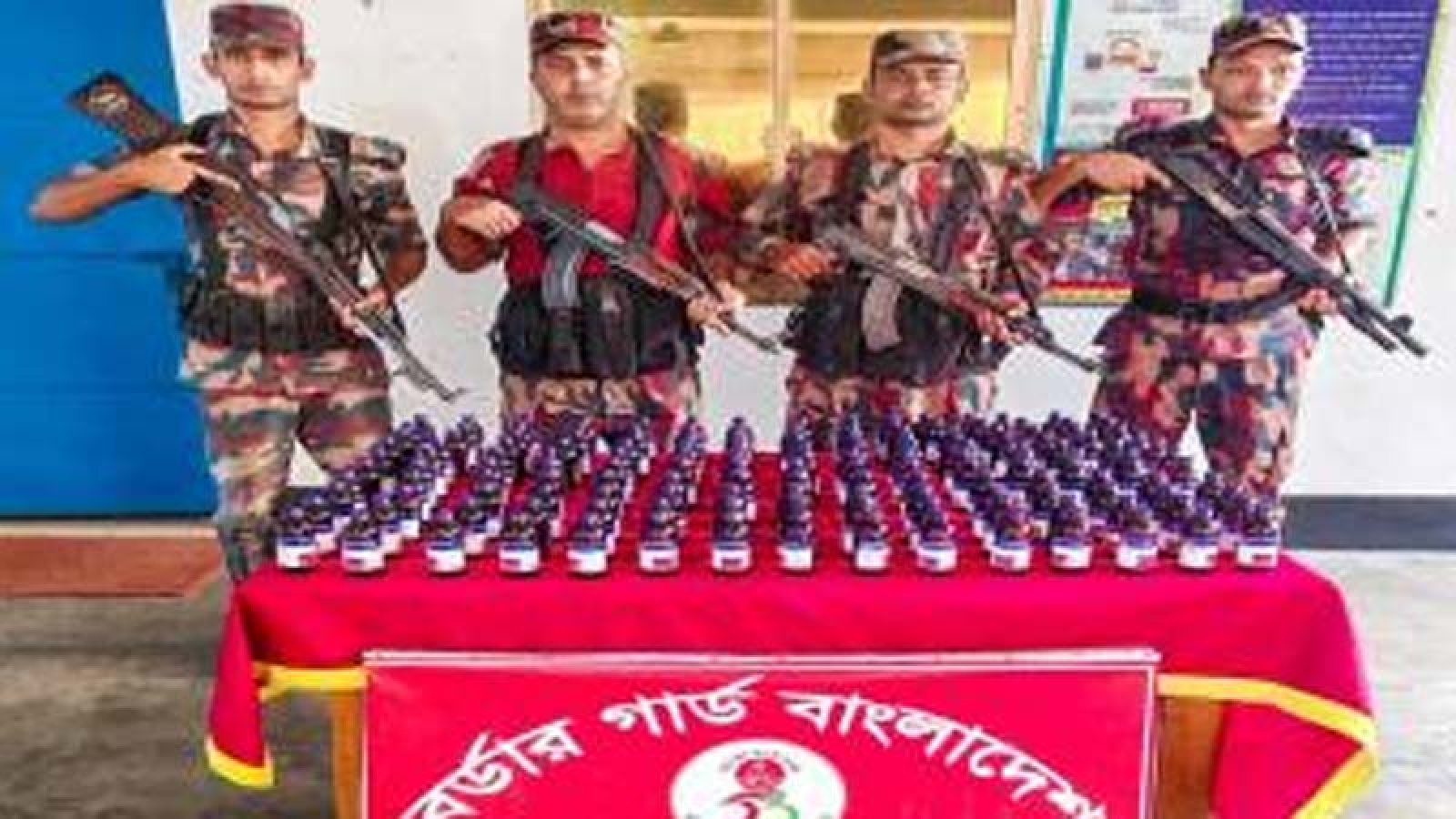 চাঁপাইনবাবগঞ্জে মাদকবিরোধী অভিযানে এস্কাফ সিরাপ ও হেরোইন-ইয়াবা উদ্ধার