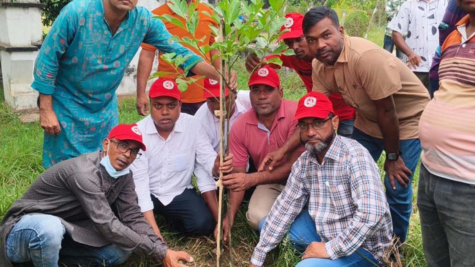 শিবগঞ্জে যুবদলের প্রতিষ্ঠাবার্ষিকীতে রোগীদের সহায়তা, বৃক্ষরোপণ ও পরিচ্ছন্নতা অভিযান