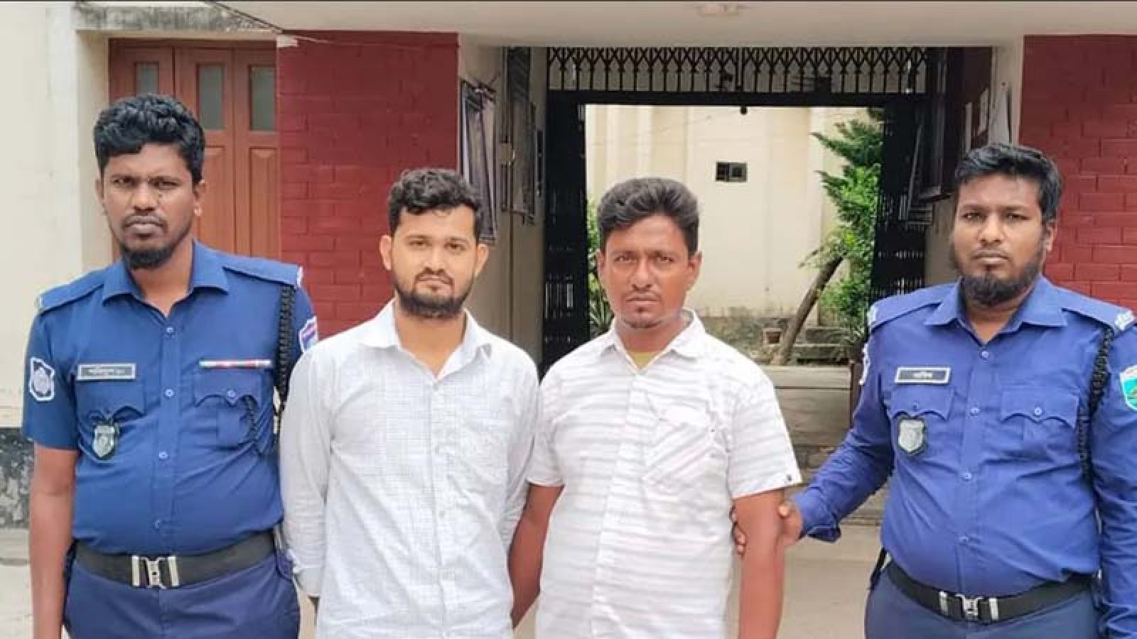 ভোলাহাটে ৮ হাজার লিটার তেল পাচারের ঘটনায় গ্রেপ্তার ২