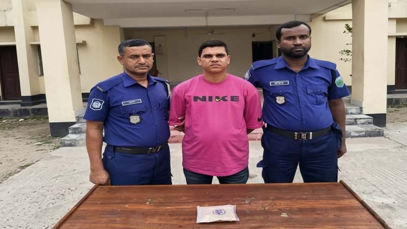 রাজশাহীতে ট্রেন থেকে ১০০ গ্রাম হেরোইনসহ যুবক গ্রেপ্তার