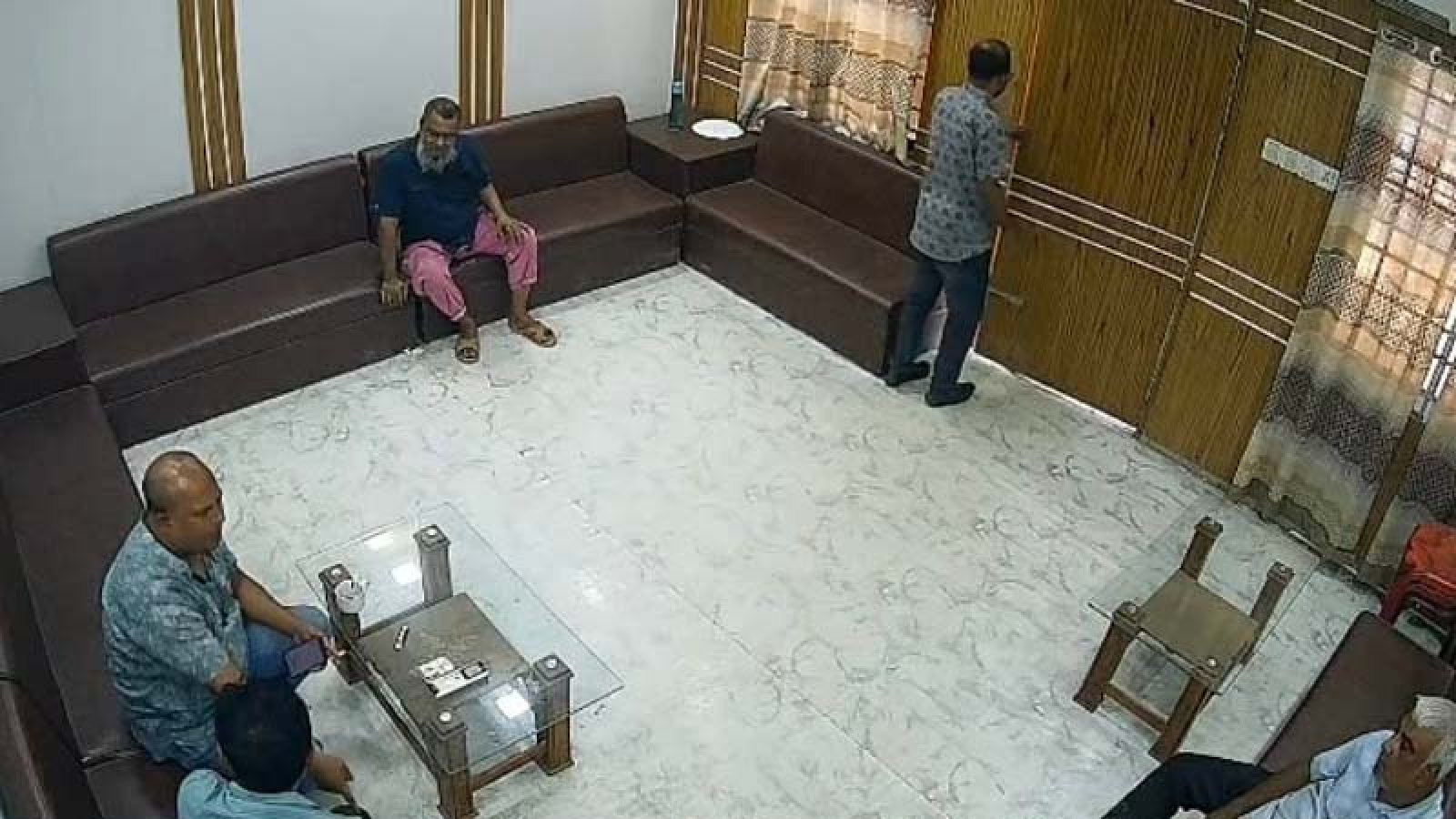 ঘুষ না পেয়ে ঠিকাদারকে মারতে গেলেন প্রকৌশলী
