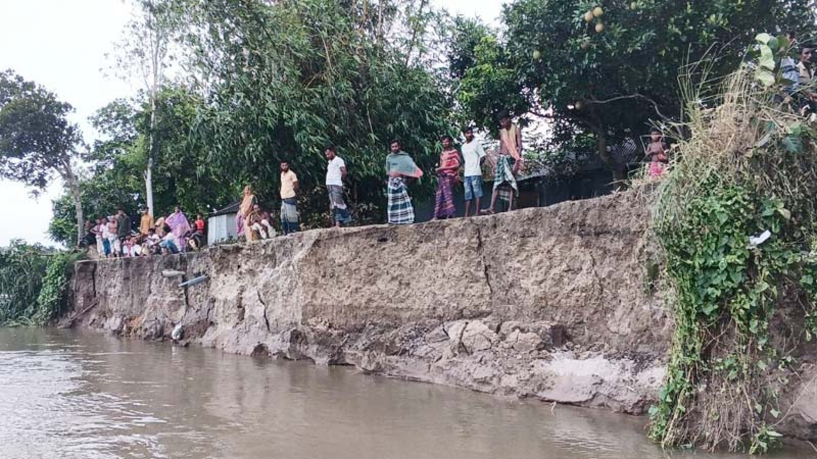 বাঙালি নদীর ভাঙনে বিলুপ্তির পথে হালদারপাড়া!,