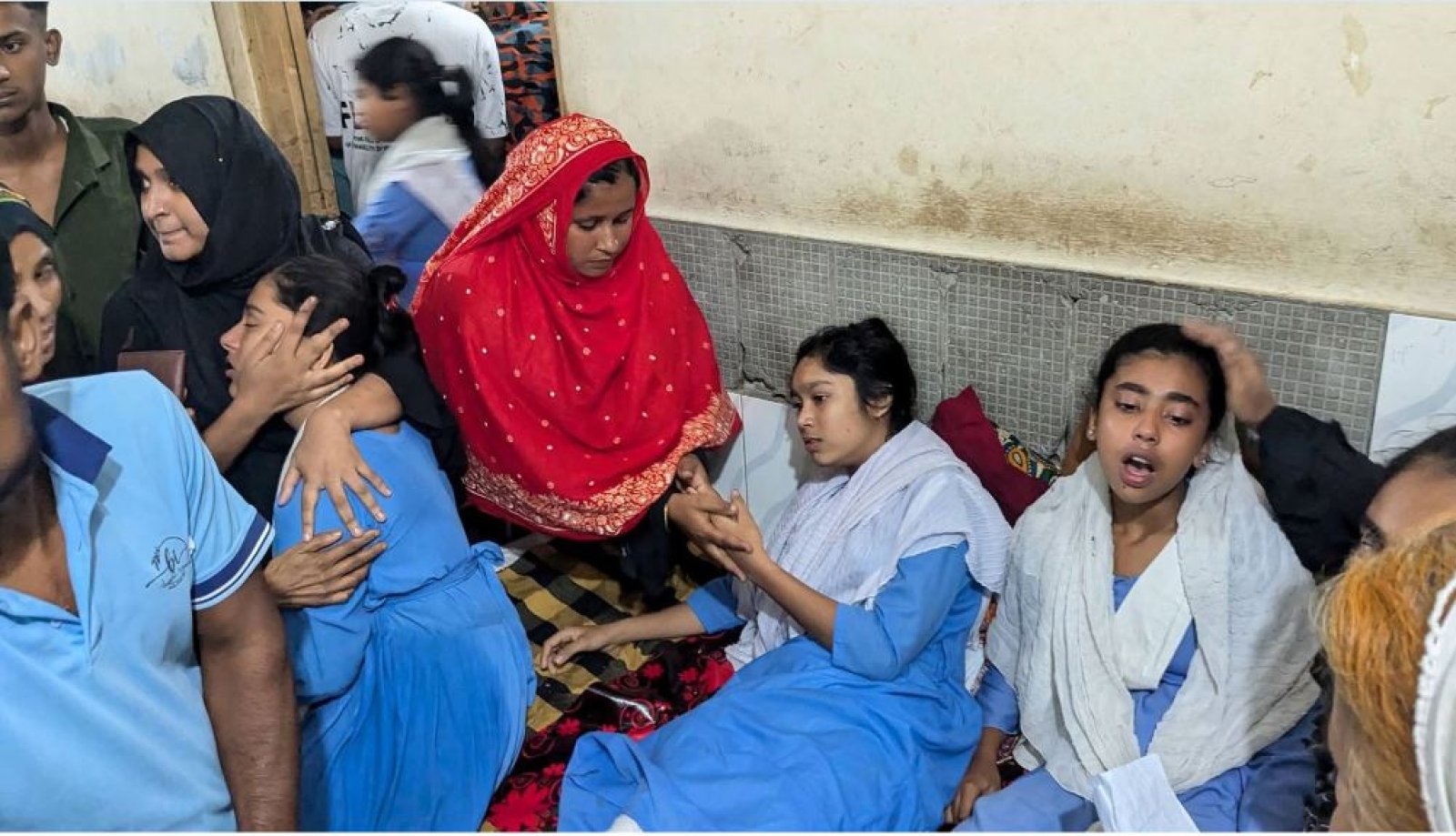 বিদ্যালয়ে শতাধিক ছাত্রী অসুস্থ হওয়ার ঘটনা তদন্তে কমিটি
