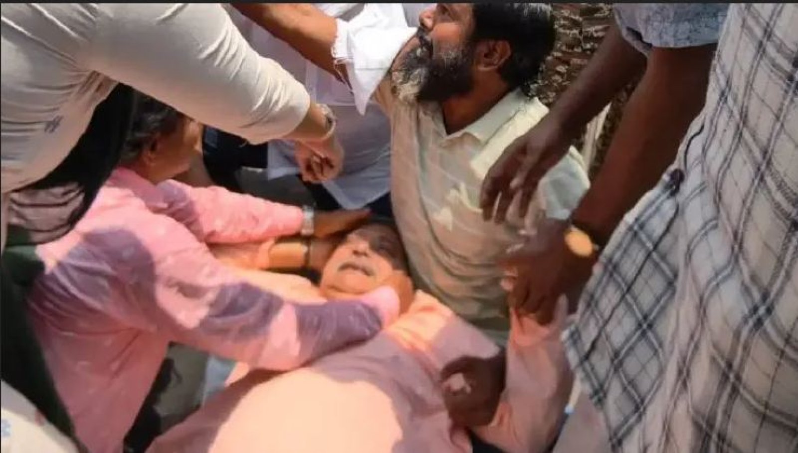 অভিষেকের পর কল্যাণ, পথে নেমে আক্রান্ত, লুটিয়ে পড়লেন তৃণমূল সাংসদ, ঝরল রক্ত?