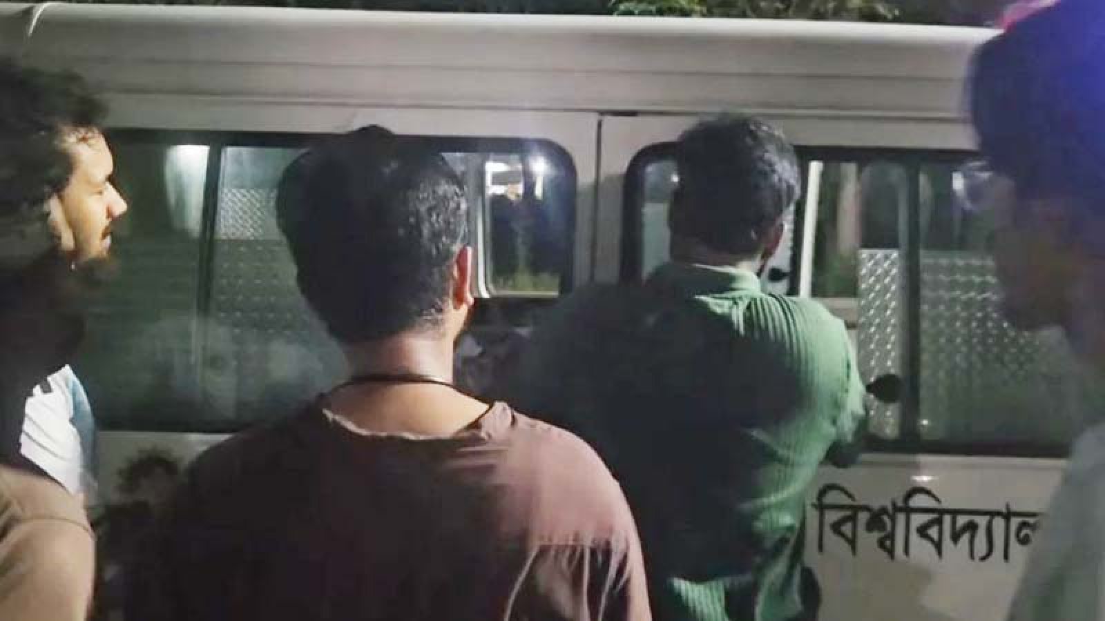 ২১ ঘণ্টা ধরে এক কক্ষে অবরুদ্ধ চুয়েট ভিসি, অসুস্থ কয়েকজন