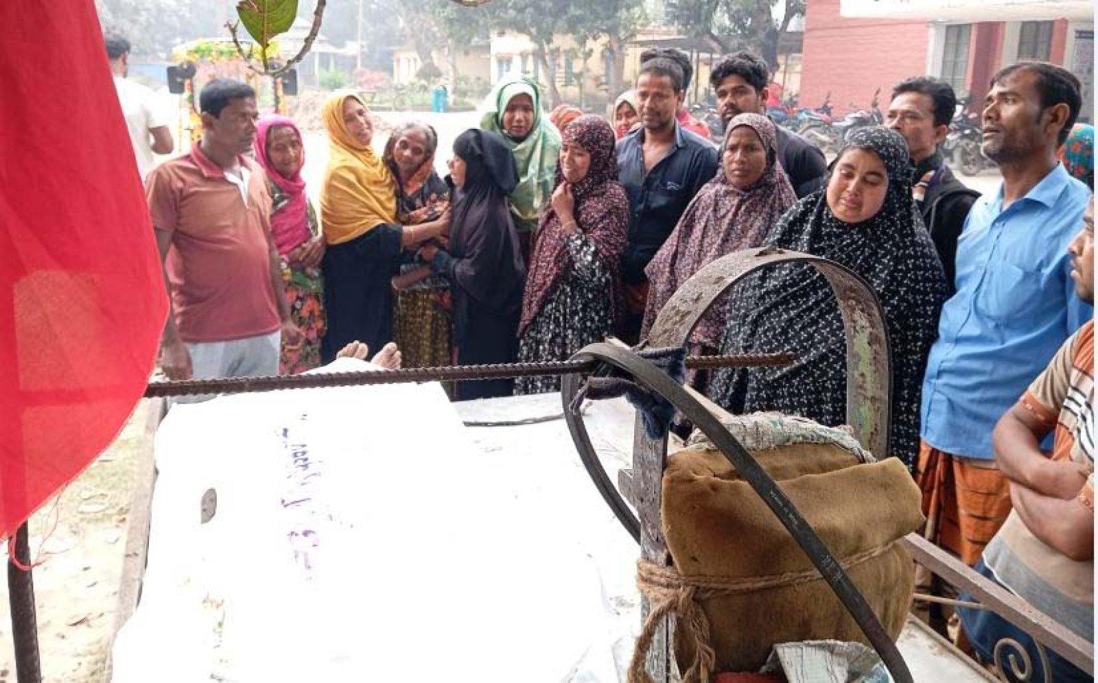 চাটমোহরে ভ্যান ছিনতাই করতে চাচাতো ভাইকে হত্যা, আটক ৩