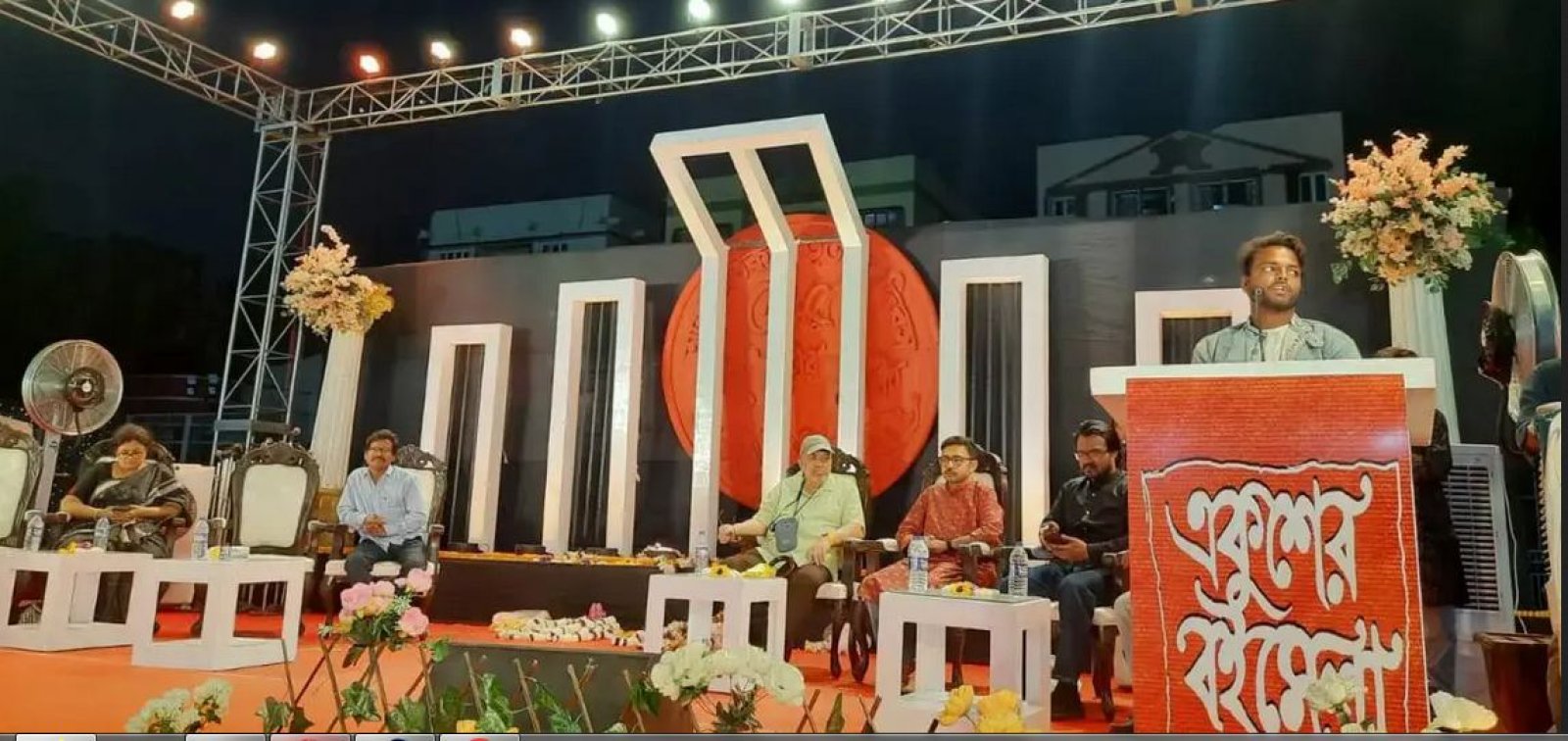‘মোটা-মোটা বই দেবেন, যাতে মারতেও পারি’ কলকাতার একুশে বইমেলায় সরব পরিযায়ী শ্রমিক থেকে কবীর সুমন!