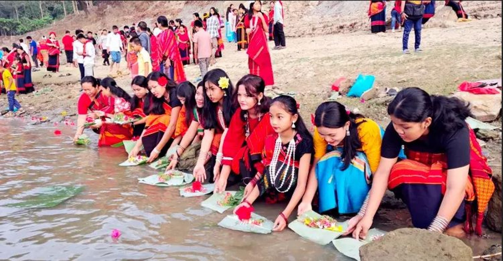 সাঙ্গু নদীতে ফুল ভাসিয়ে শুরু হলো বিজু উৎসব