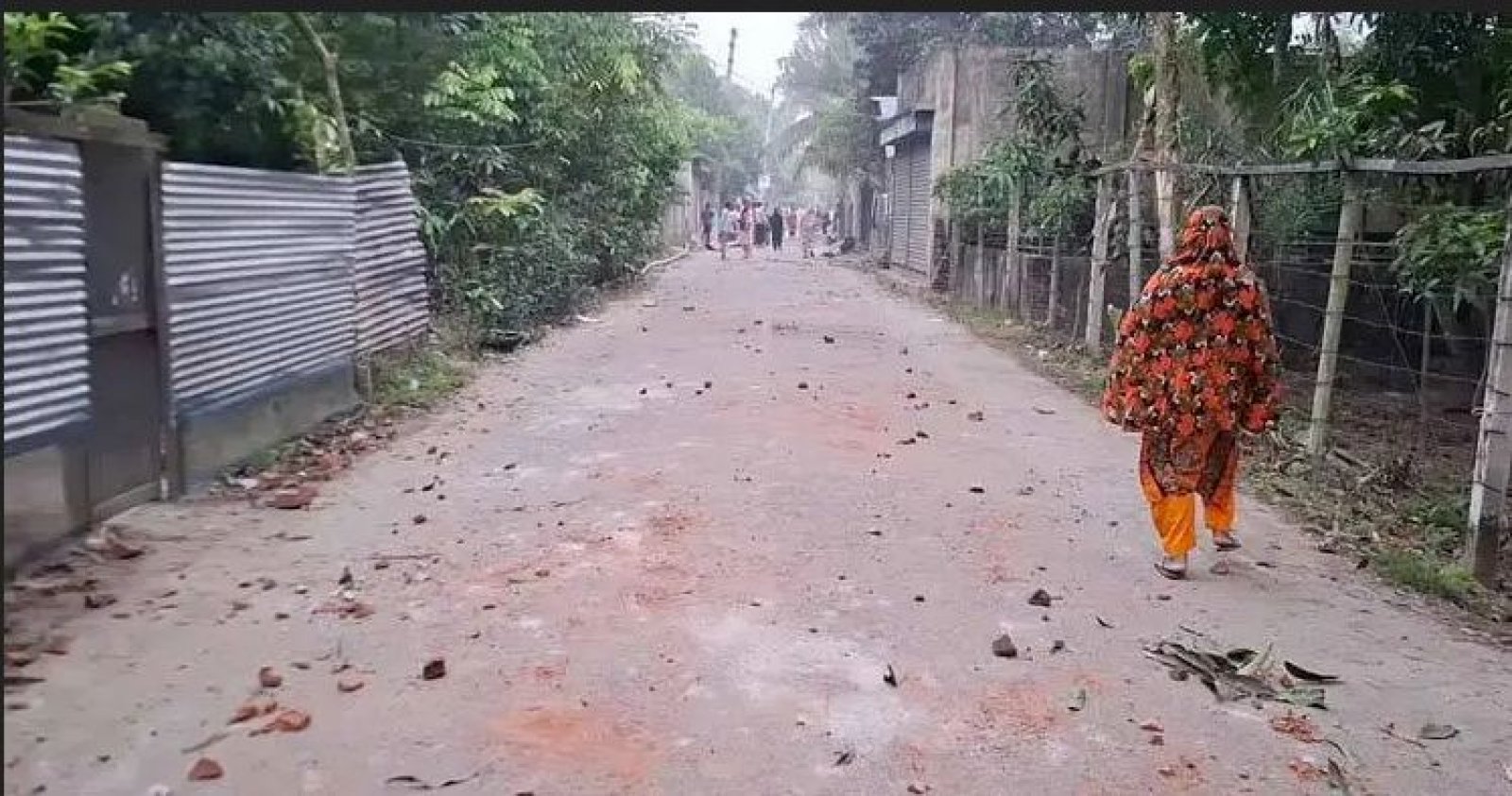 মাদারীপুরে দুই গ্রুপের সংঘর্ষে শতাধিক ককটেল বিস্ফোরণ