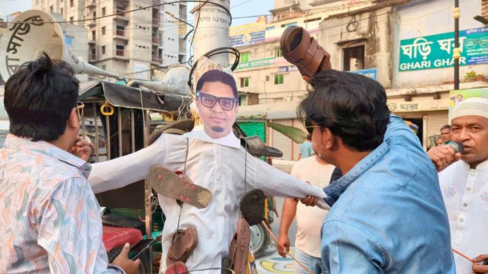 রাজশাহীতে রাশেদ প্রধানের কুশপুত্তলিকা দাহ করল ছাত্রদল