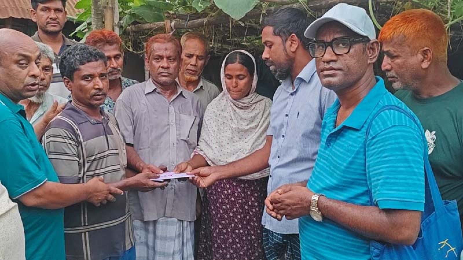তানোরের সেই মেডিকেল কলেজের শিক্ষার্থীর পাশে যুবদল নেতা