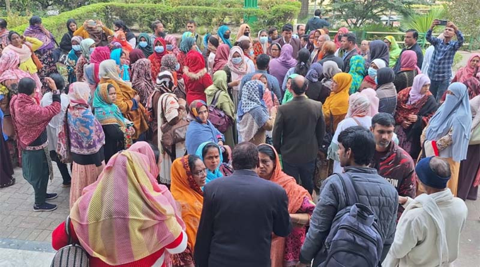 বেতন পাচ্ছেন না নগর স্বাস্থ্যকর্মীরা  সিটি করপোরেশন ঘেরাও