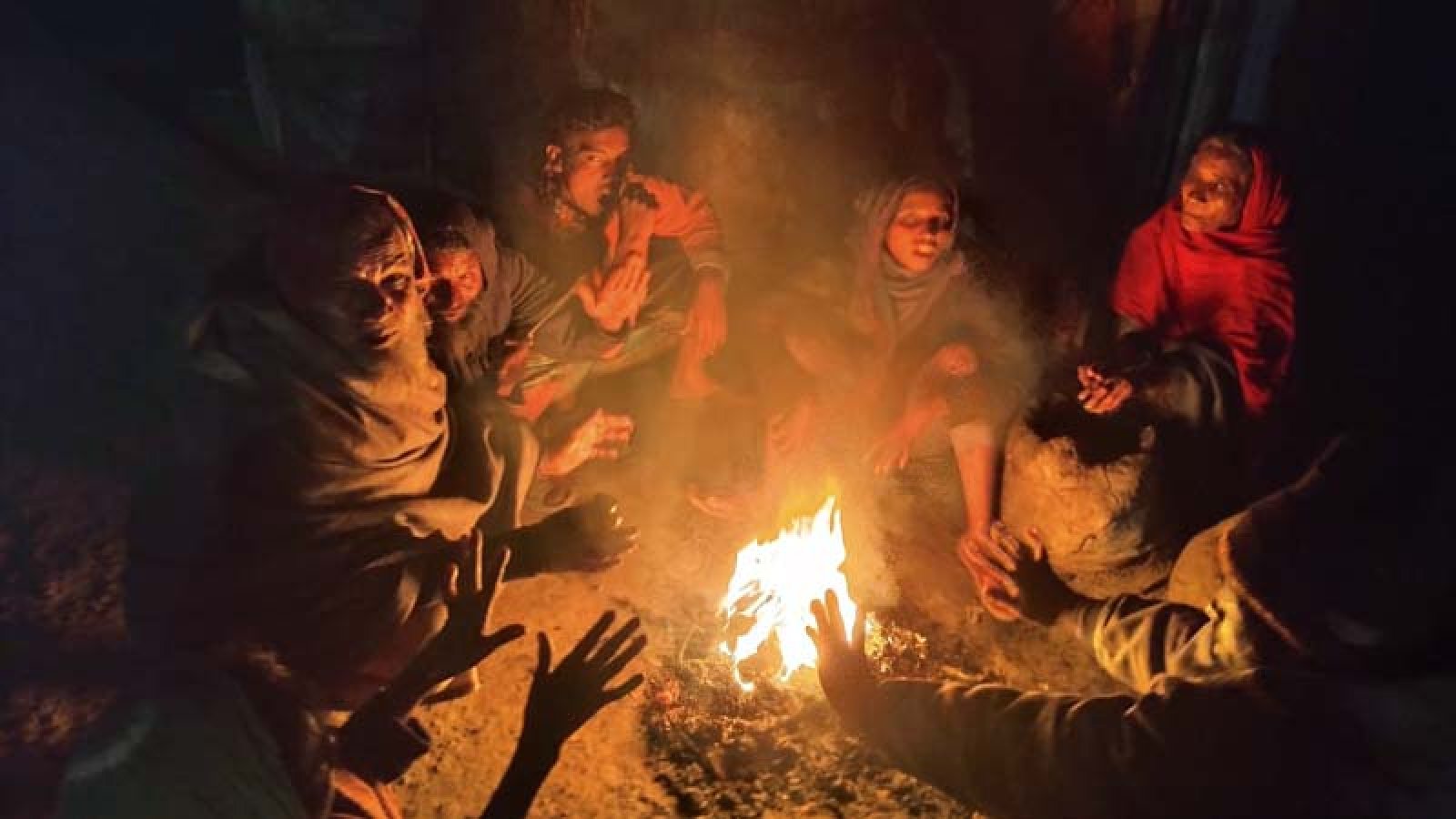 রাজশাহীতে শৈত্যপ্রবাহ কেটে বেড়েছে তাপমাত্রা, ঝরছে কুয়াশা