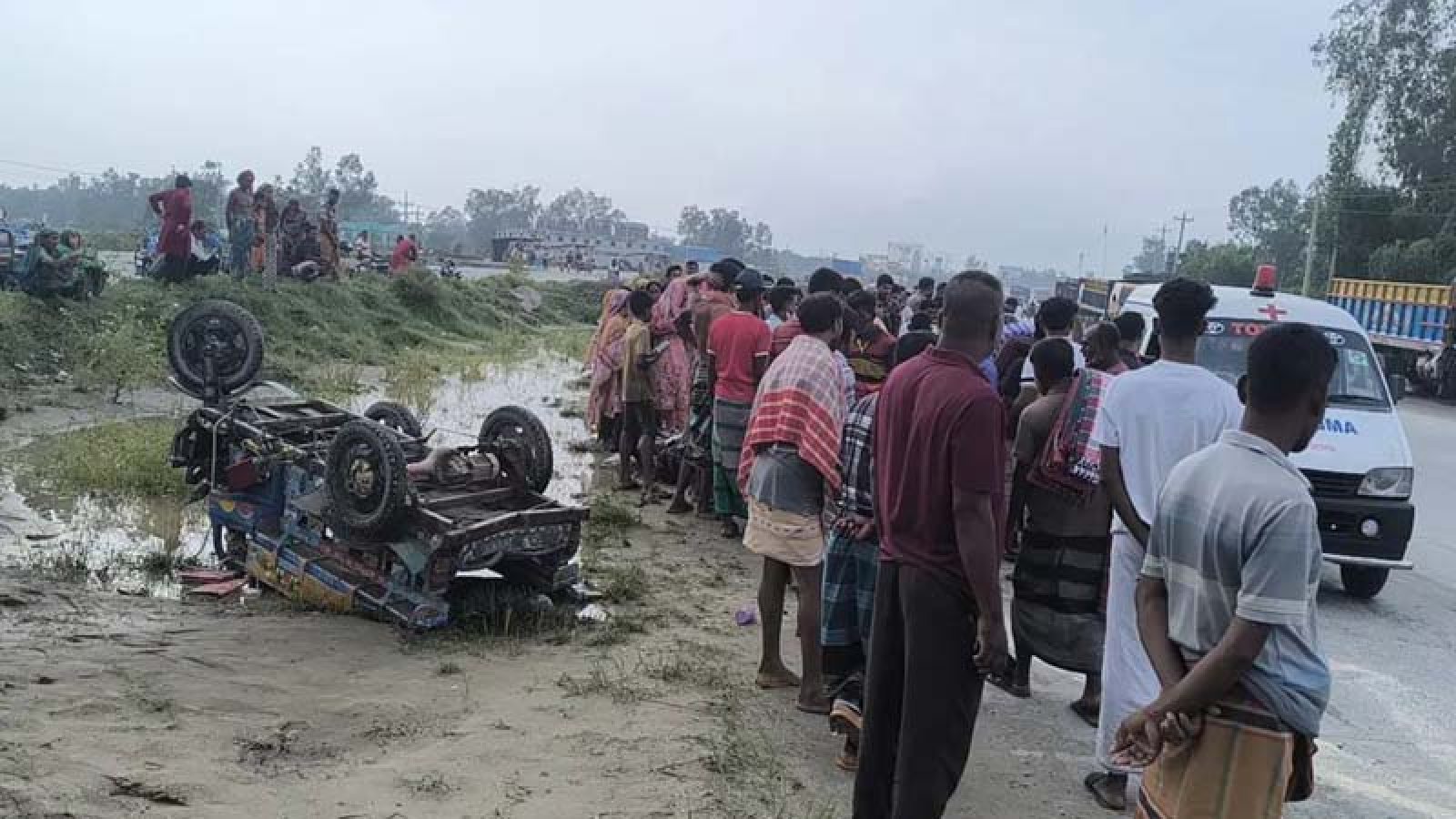 সিরাজগঞ্জে বাসচাপায় প্রাণ গেল অটোরিকশার যাত্রী মা-ছেলের