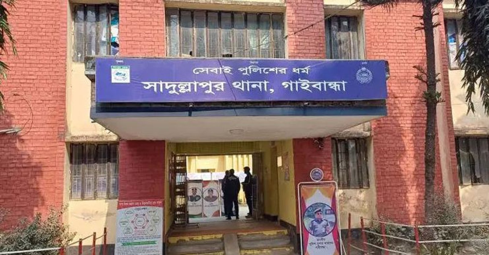 বিয়ের পর বাবার বাড়িতে ফিরে প্রেমিকের সঙ্গে বিষপান তরুণীর