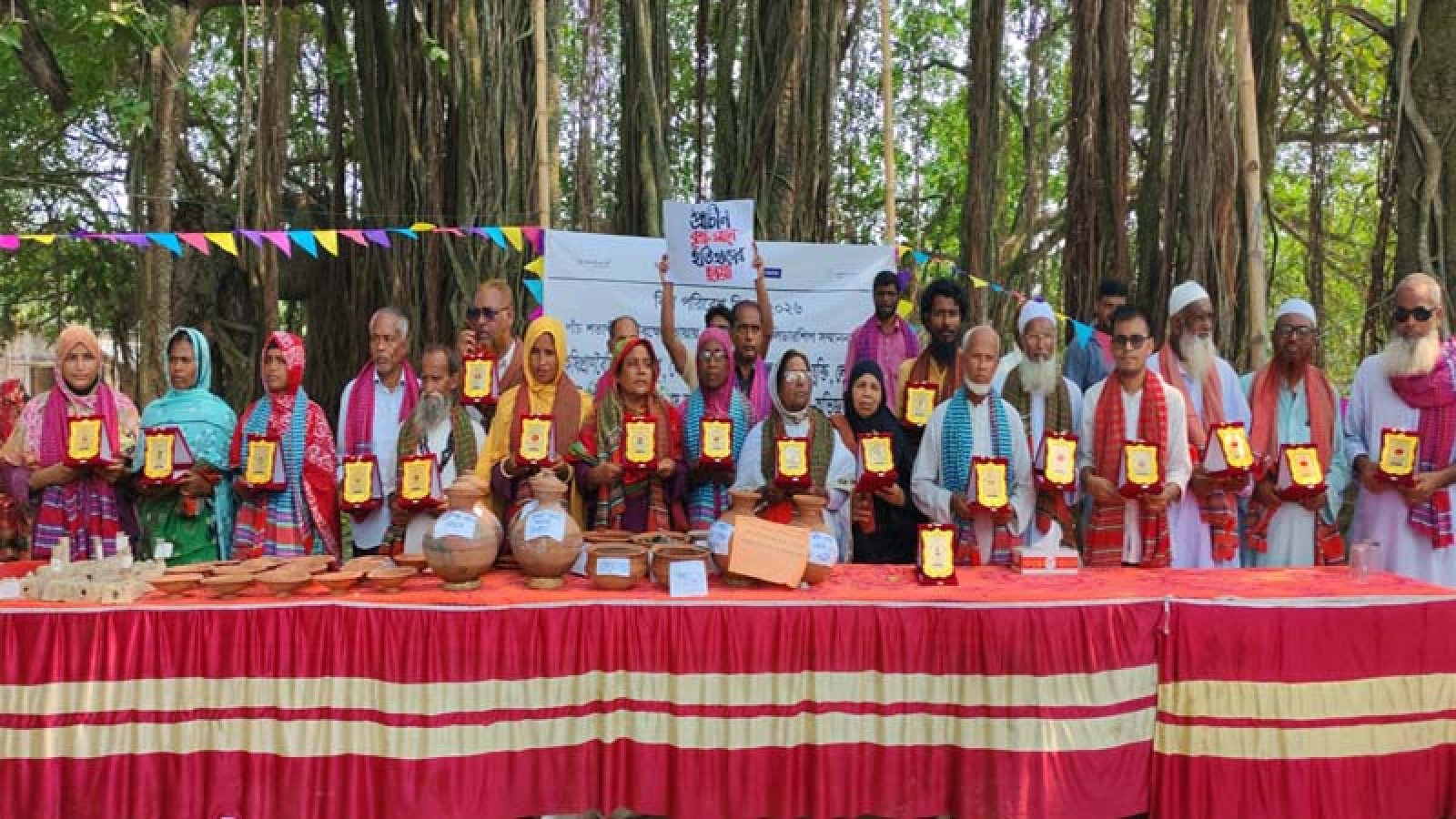 তানোরে এগ্রোইকোলজি নেতৃত্ব সম্মাননা পেলেন ২২ জন