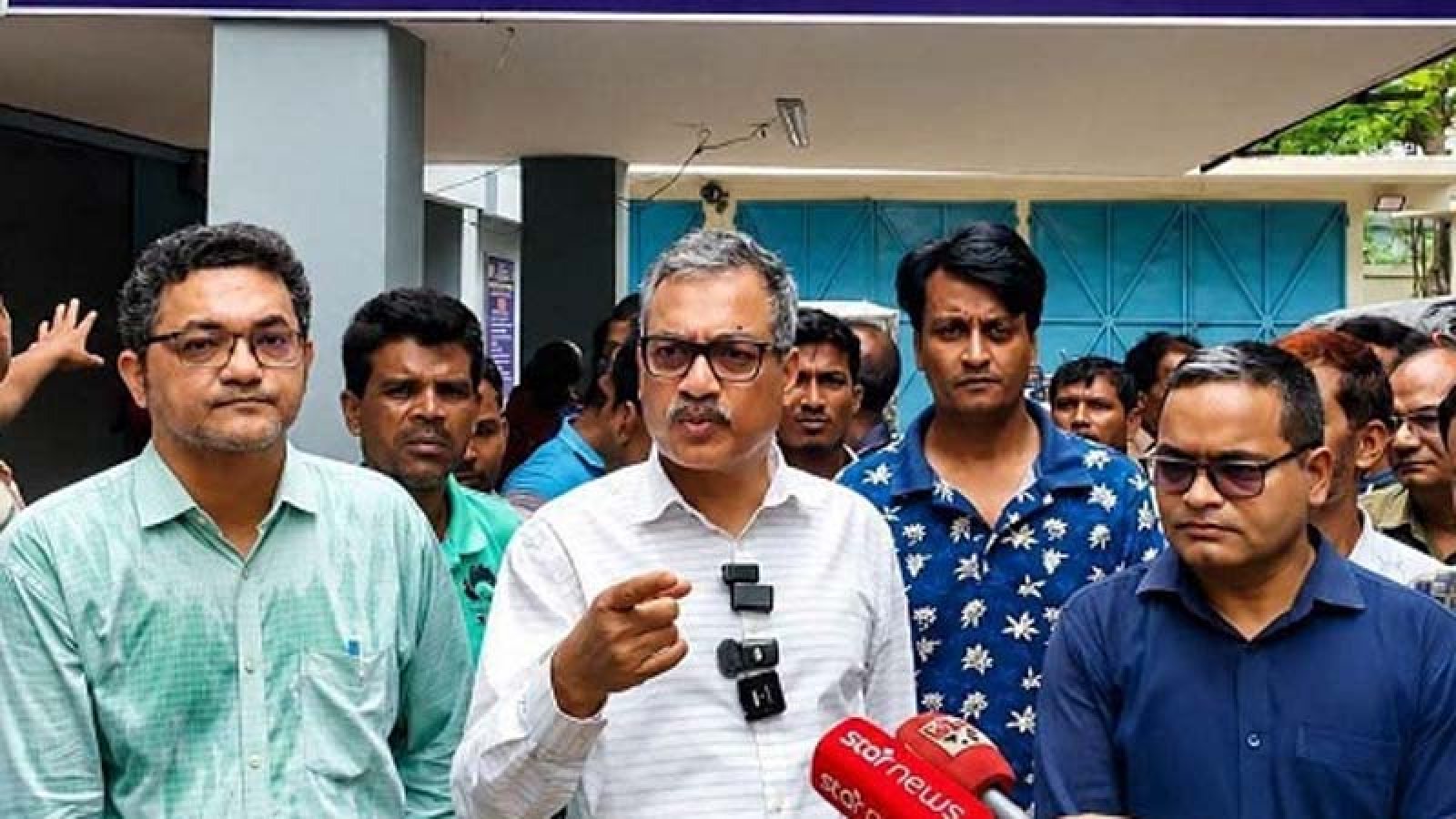চাঁপাইনবাবগঞ্জে ক্লিনিকে শেয়ার রাখার অভিযোগে ৫ চিকিৎসক বদলি