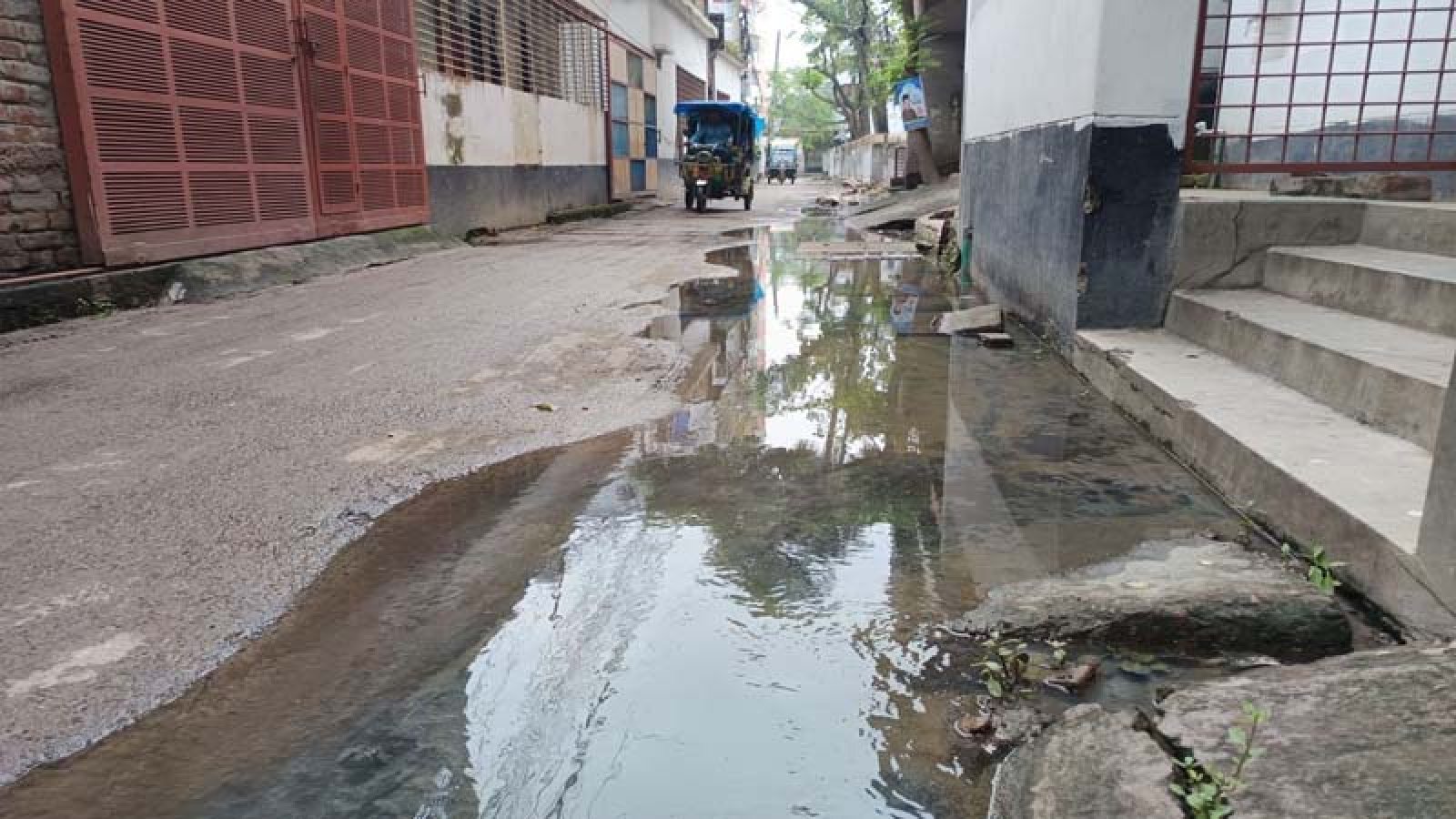 সড়কে উঠেছে ড্রেনের পানি, দুর্ভোগে পথচারিরা