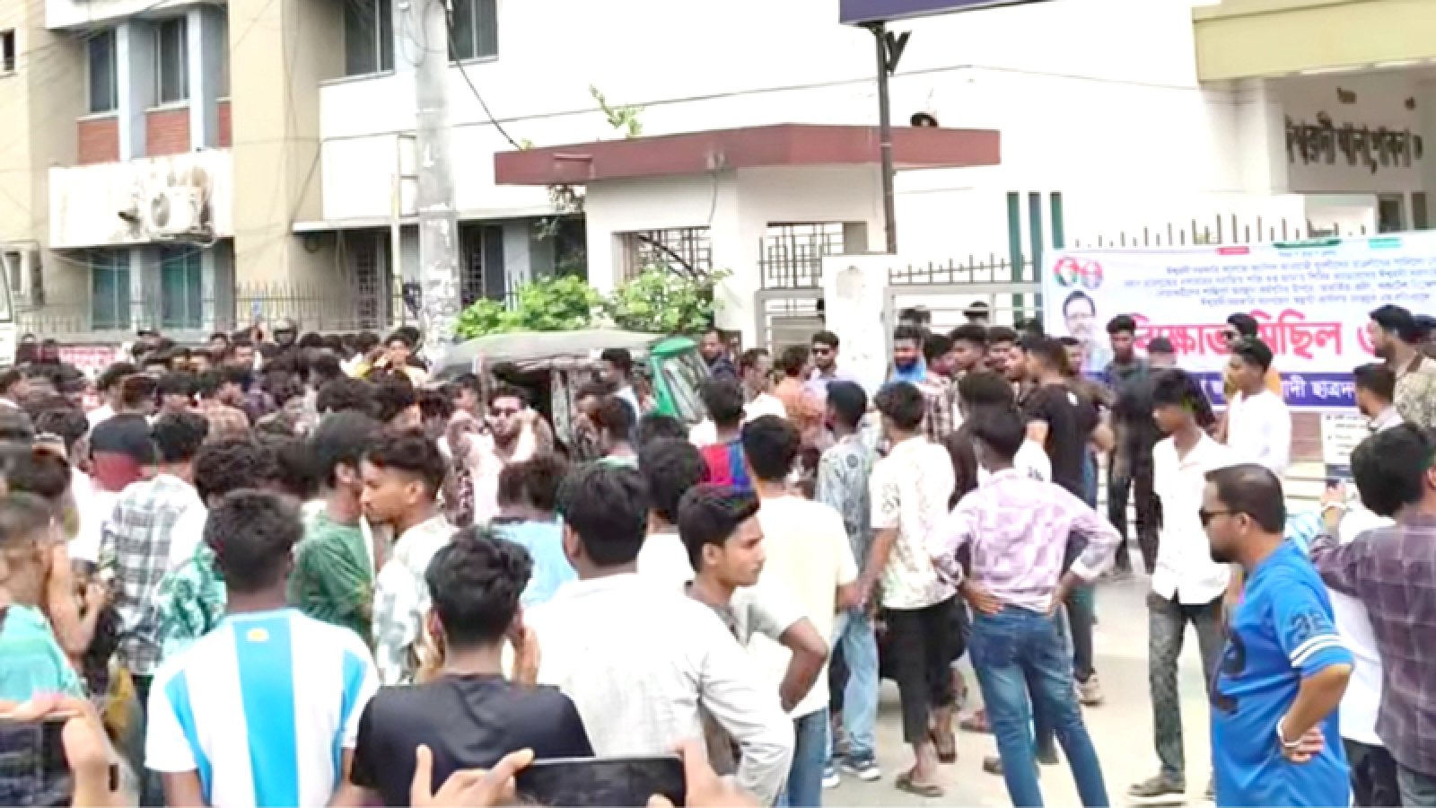 ঈশ্বরদীতে থানা ঘেরাও করে আসামী গ্রেপ্তারের আল্টিমেটাম ছাত্রদলের