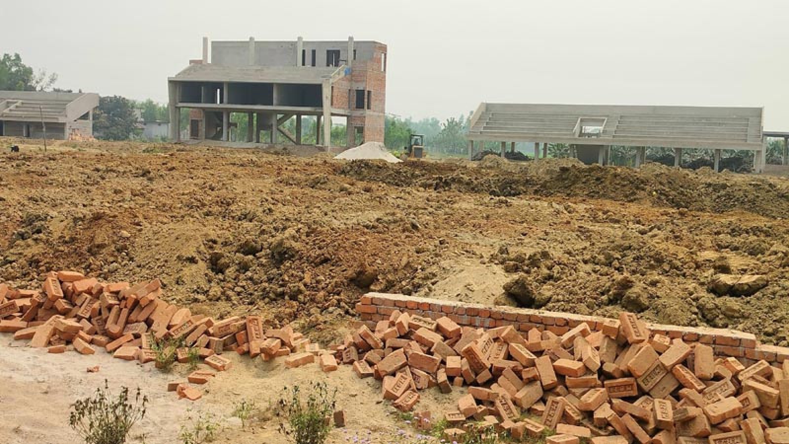 বালুর পরিবর্তে লাল মাটি দিয়ে চলছে মাঠ ভরাট