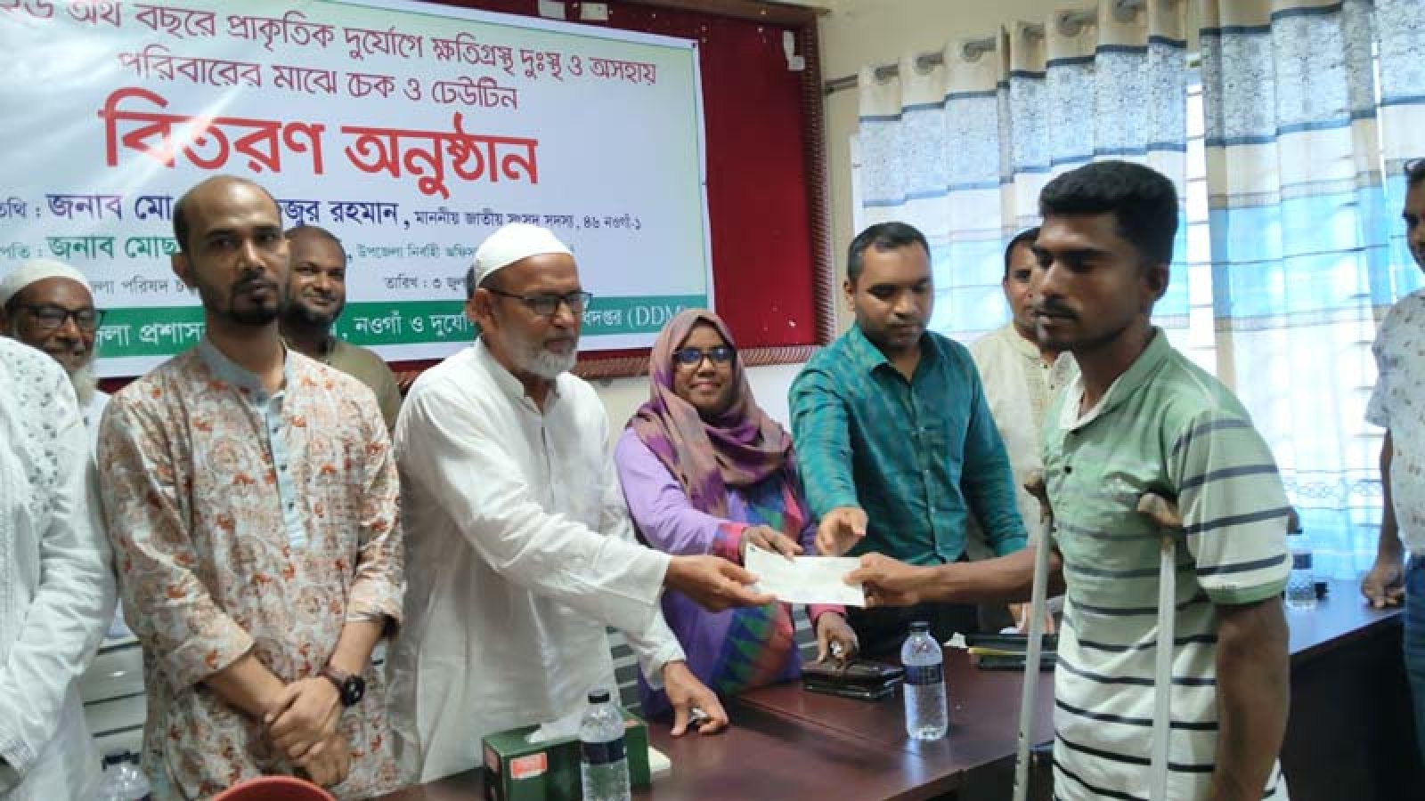 নিয়ামতপুরে ক্ষতিগ্রস্ত পরিবারের মাঝে চেক ও ঢেউটিন বিতরণ