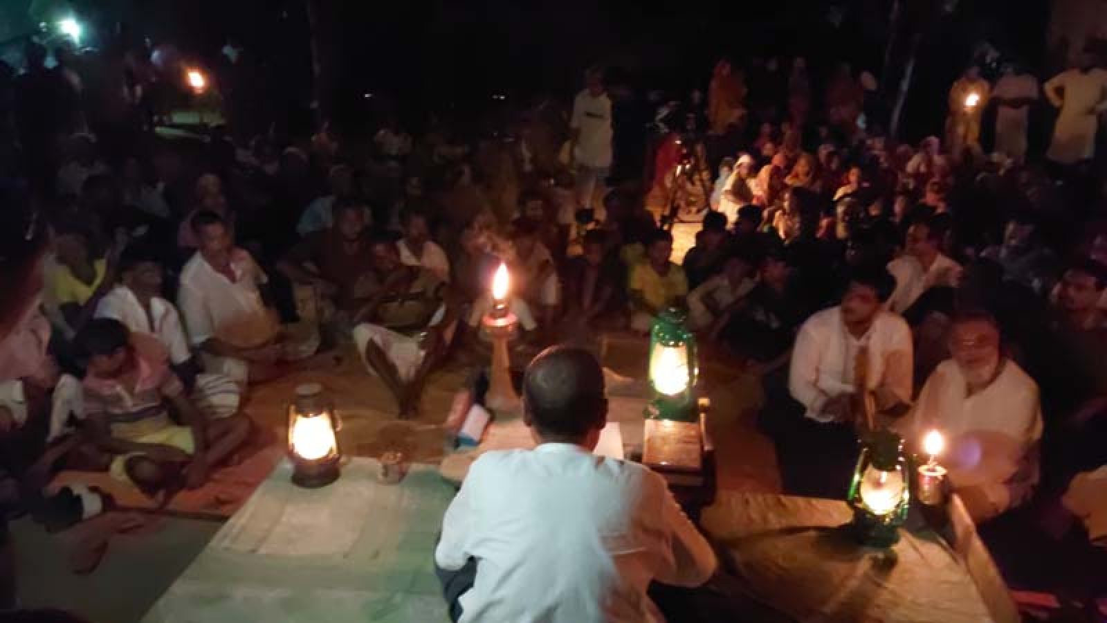 এ যেন শেকড়ের সুরে ফেরা : চাঁদের আলো আর কুপি বাতিতে লোকজ ঐতিহ্য পুঁথি পাঠের আসর