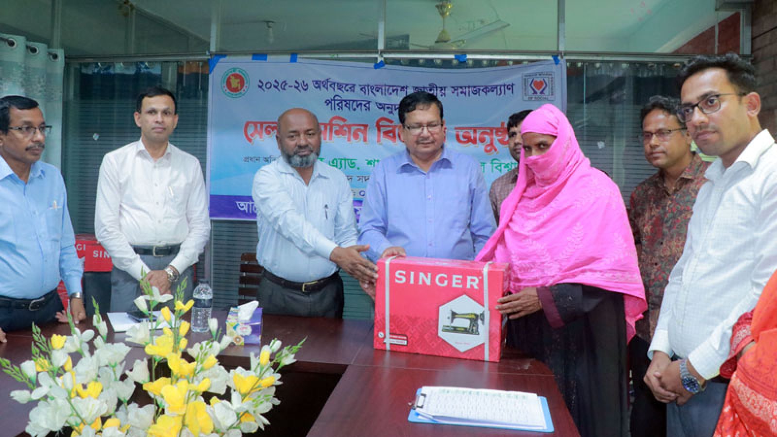 পাবনায় ১৬২ জন দুস্থ নারীর মাঝে সেলাই মেশিন বিতরণ