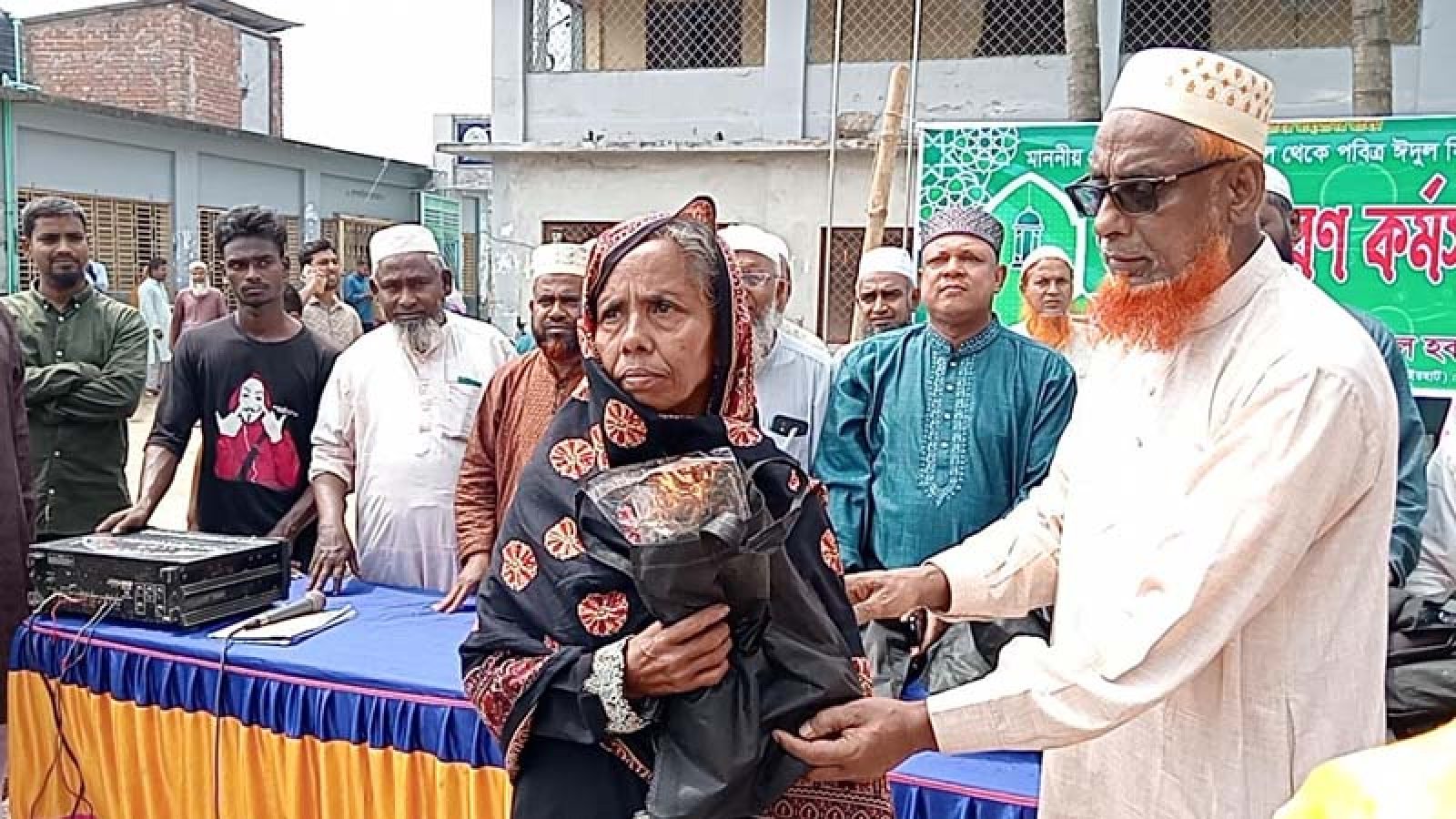 পত্নীতলায় শাড়ি বিতরণ করলেন এমপি