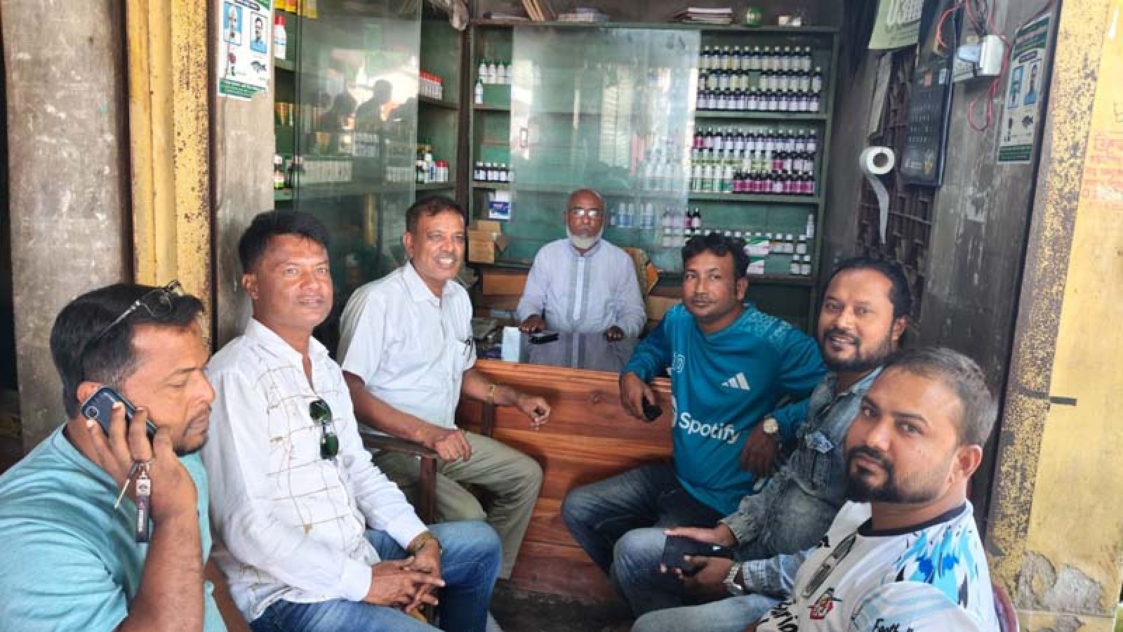 হুমকির অভিযোগে বন্ধ সার ডিলারের দোকান খুলল পুলিশের উপস্থিতিতে