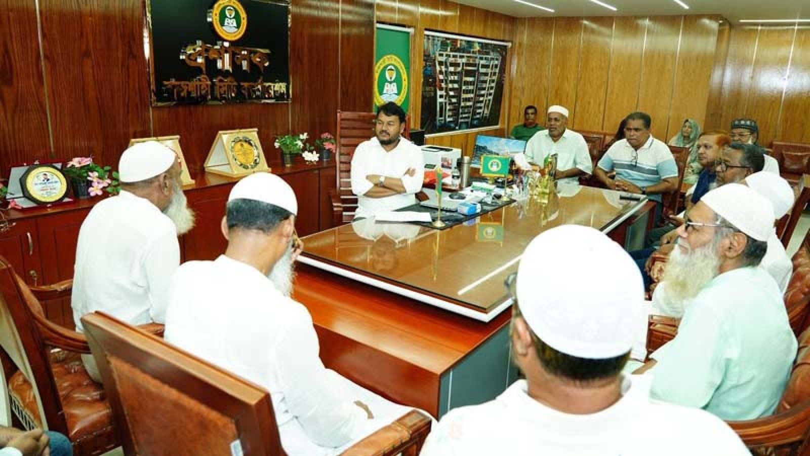 রাসিক প্রশাসকের সঙ্গে মসজিদ কমিটির নেতৃবৃন্দের সৌজন্য সাক্ষাৎ
