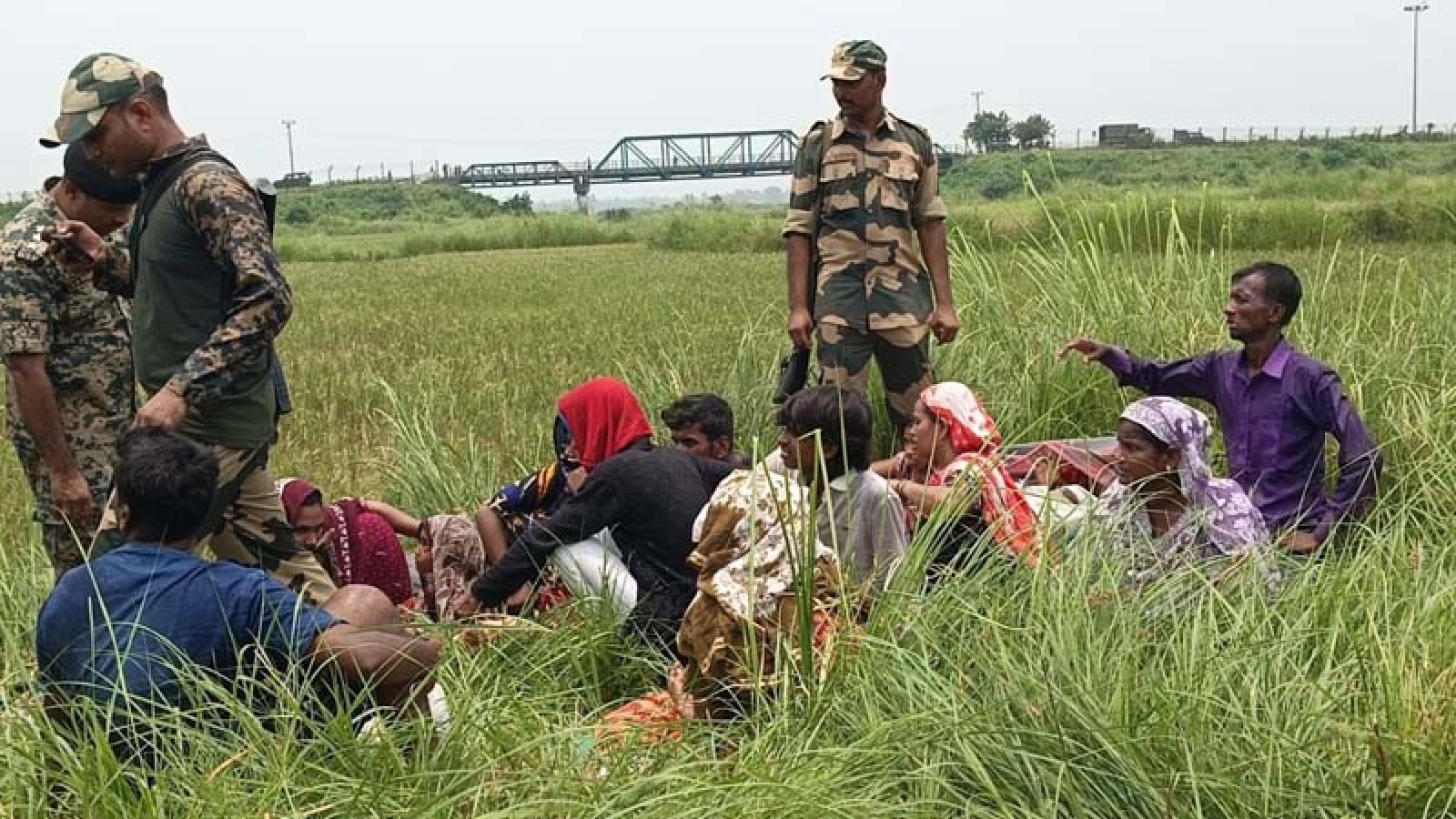 সাপাহার সীমান্তে পুশইনে ব্যর্থ হয়ে ১৭ জনকে ফিরিয়ে নিল বিএসএফ, দৃঢ় অবস্থানে বিজিবি