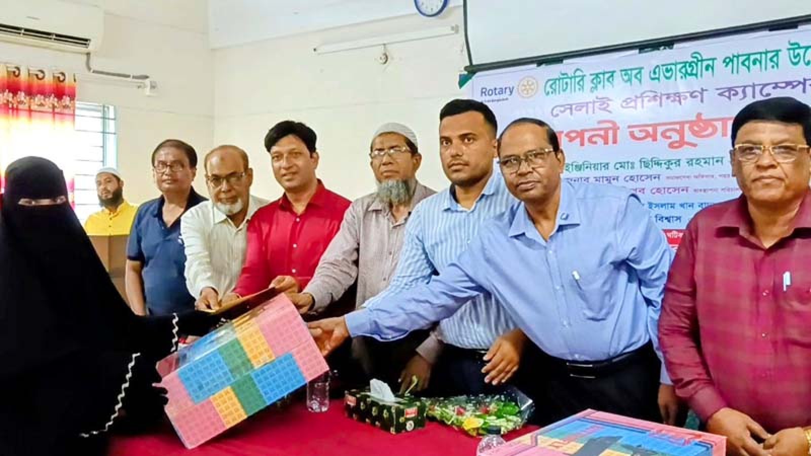 পাবনায় ৩৫ নারীর হাতে সেলাই মেশিন তুলে দিল রোটারি ক্লাব