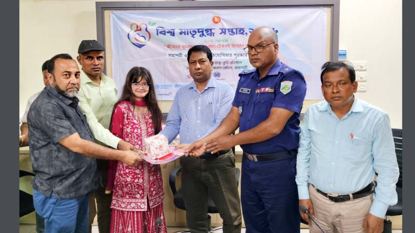 মাতৃদুগ্ধের গুরুত্ব তুলে ধরে চিত্র এঁকে পুরস্কার পেল ছয় শিক্ষার্থী
