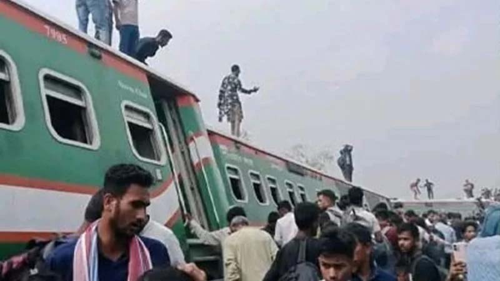 সান্তাহারে ট্রেন লাইনচ্যুত, ঢাকার সঙ্গে উত্তরবঙ্গের যোগাযোগ বন্ধ