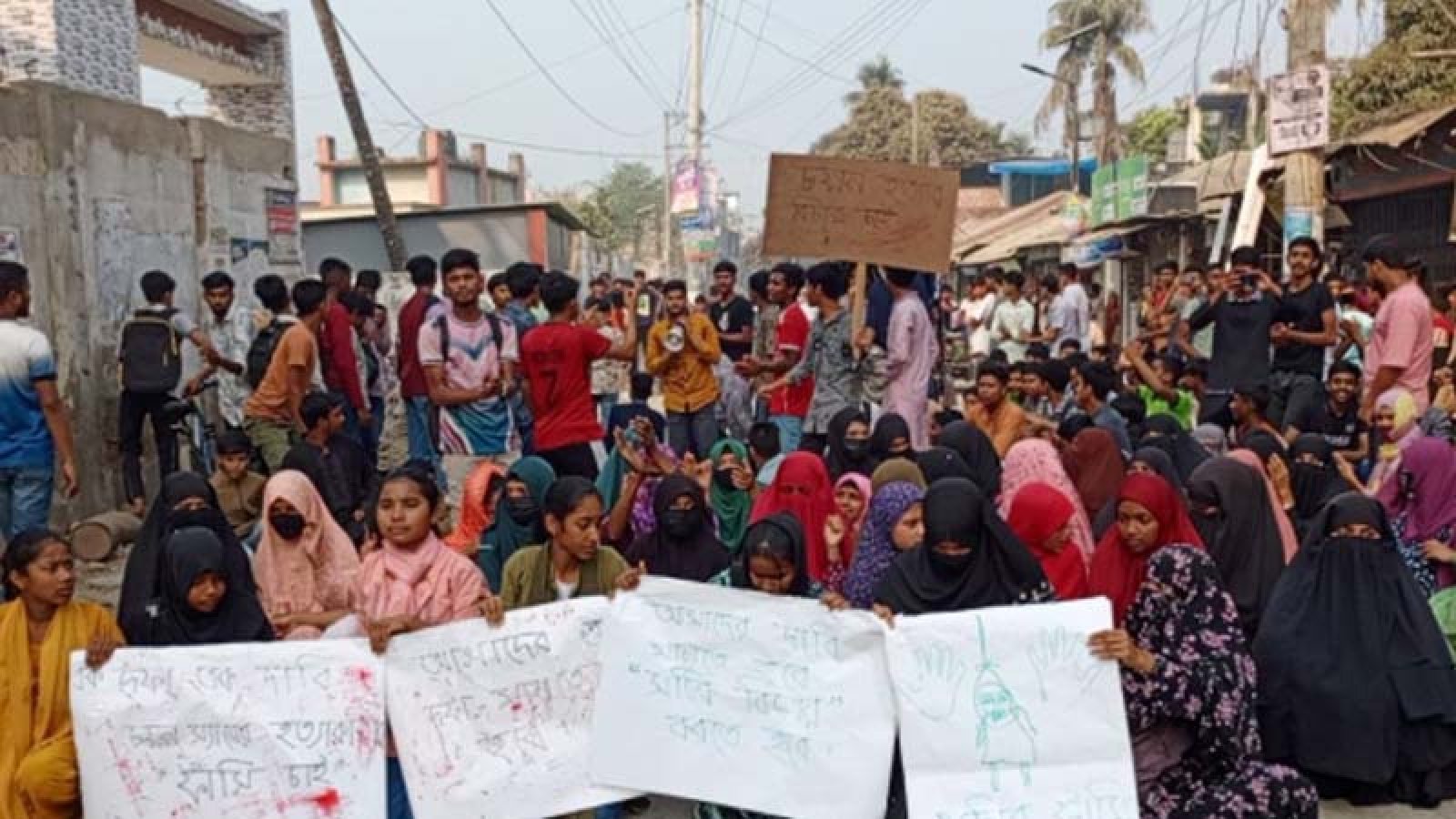 বগুড়ার সারিয়াকান্দিতে সড়ক অবরোধ করে শিক্ষক হত্যার প্রতিবাদ শিক্ষার্থীদের